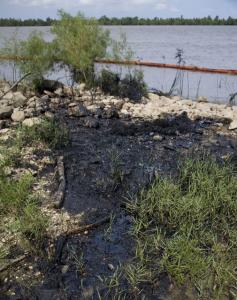 Barge Continues to leak Fuel Oil in River