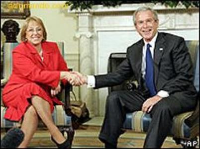 Posar para la posteridad con George W. Bush